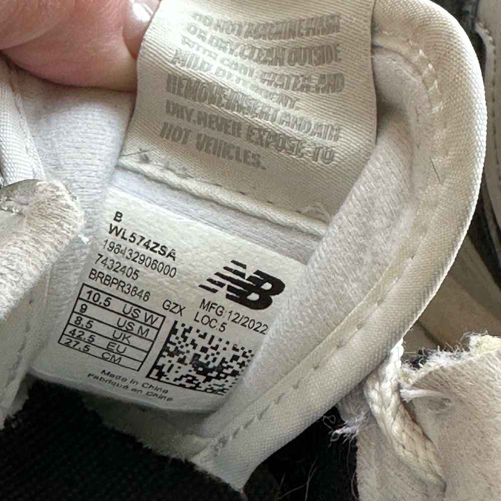 New Balance 574+ women's size 10.5 black and white - Picture 6 of 6